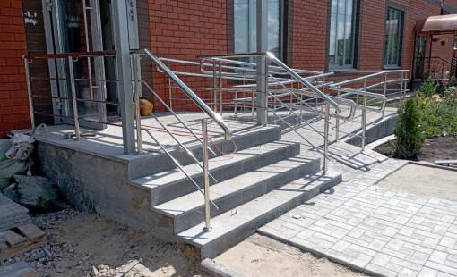 Ограждения пандуса из нержавеющей стали марки aisi 304 для инвалидов: - Два поручня 38 диаметром на высоте 900 и 700мм.; - Стойка 38 диаметром; - Два ригеля 16 диаметром.