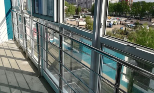 Ограждения для балкона жилого дома из нержавеющей стали.