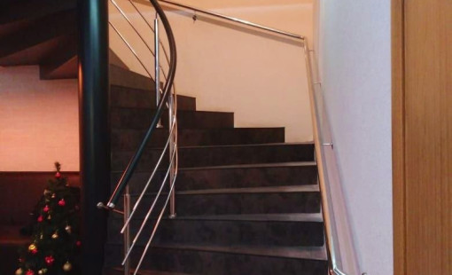 Пристенный поручень из нержавеющей стали марки aisi 201. С закруглёнными краями в стене.