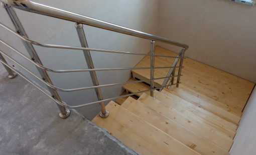Перила из нержавейки в частном доме