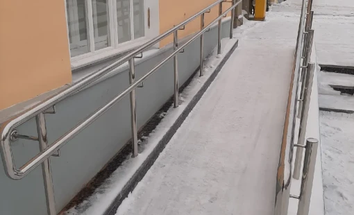 Монтаж ограждения второго пандуса для МГН