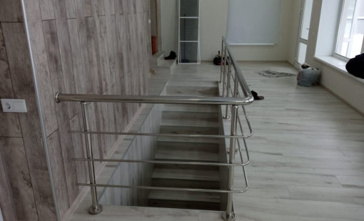 Перила из нержавейки в частном доме
