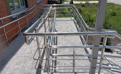 Ограждения пандуса из нержавеющей стали марки aisi 304 для инвалидов: - Два поручня 38 диаметром на высоте 900 и 700мм.; - Стойка 38 диаметром; - Два ригеля 16 диаметром.