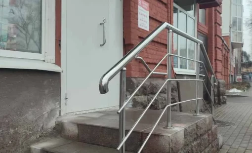 Перила на крыльце и пристенный поручень из нержавеющей стали