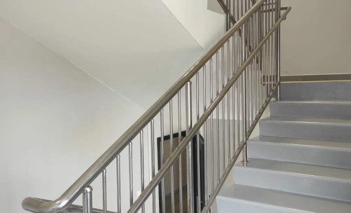 Перила из нержавейки в частном доме